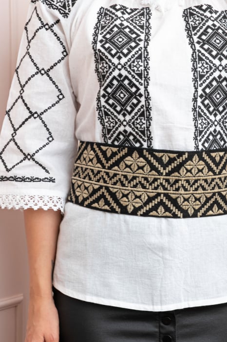 Brau traditional negru cu motiv geometric auriu Dorina