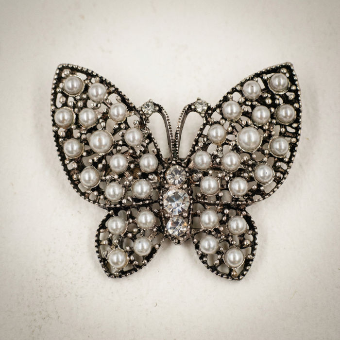 Brosa eleganta fluture din metal cu perlute artificiale si strasuri