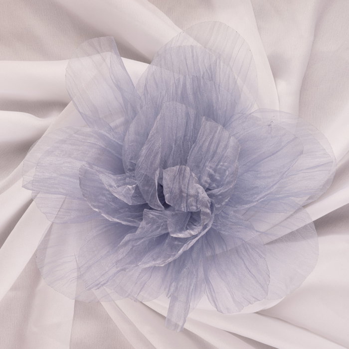Brosa floare din organza creponata cu diametru de 20 cm, cu clips pentru par, gri deschis