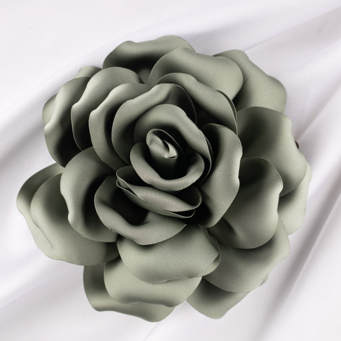 Brosa floare kaki satinata cu diametru de 15 cm, cu clips pentru par