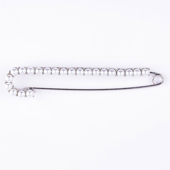 Brosa metalica argintie tip ac cu perle sintetice albe