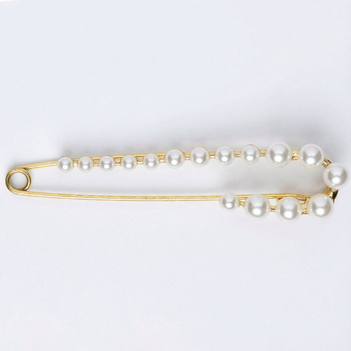 Brosa metalica aurie tip ac cu perle sintetice albe