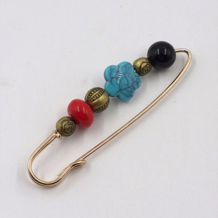 Brosa metalica aurie tip ac, handmade cu margele decorative multicolore