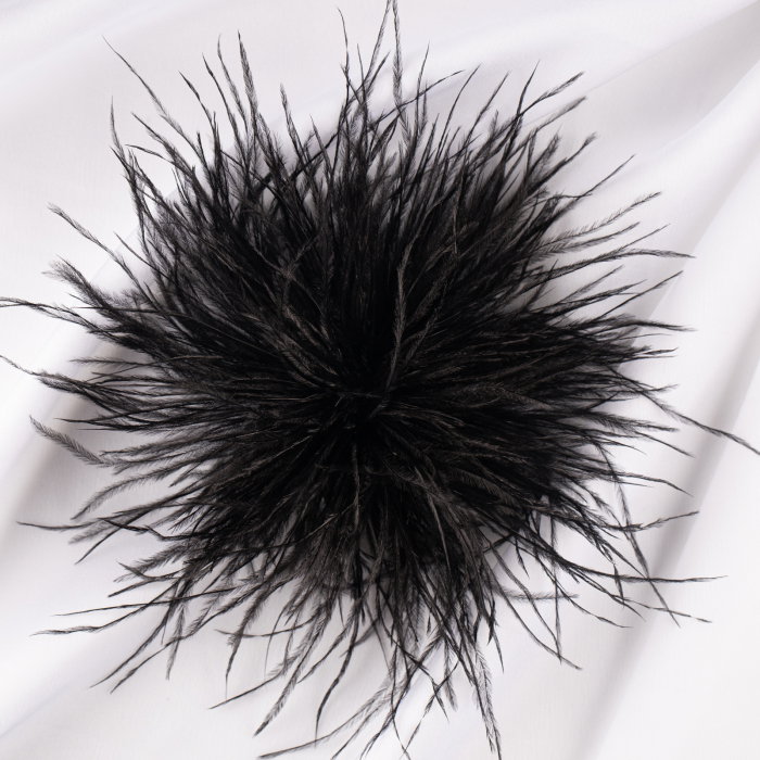 Brosa puf pene fine negre cu diametru de 15 cm, cu clips pentru par