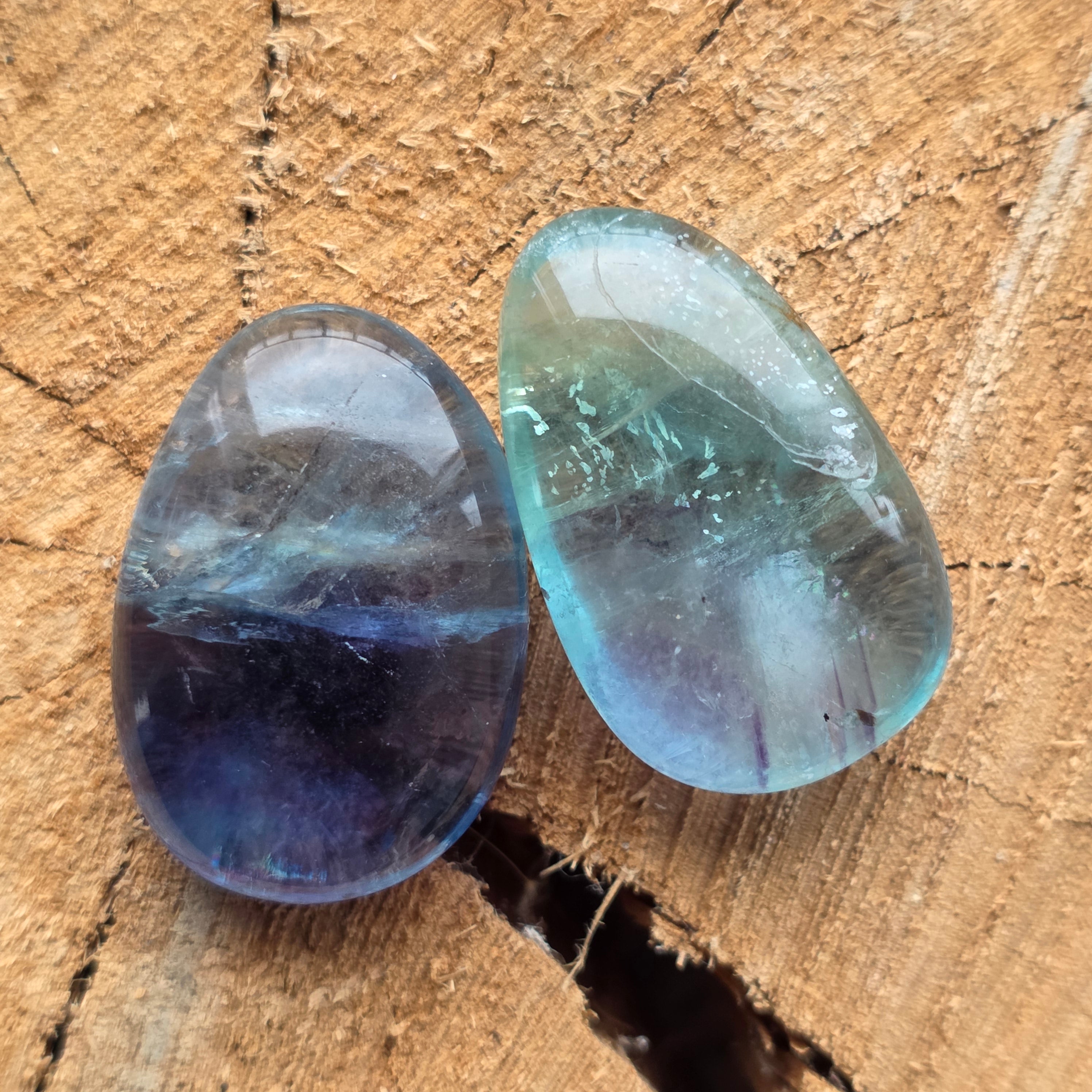 Cabochon fluorit albastru rulat