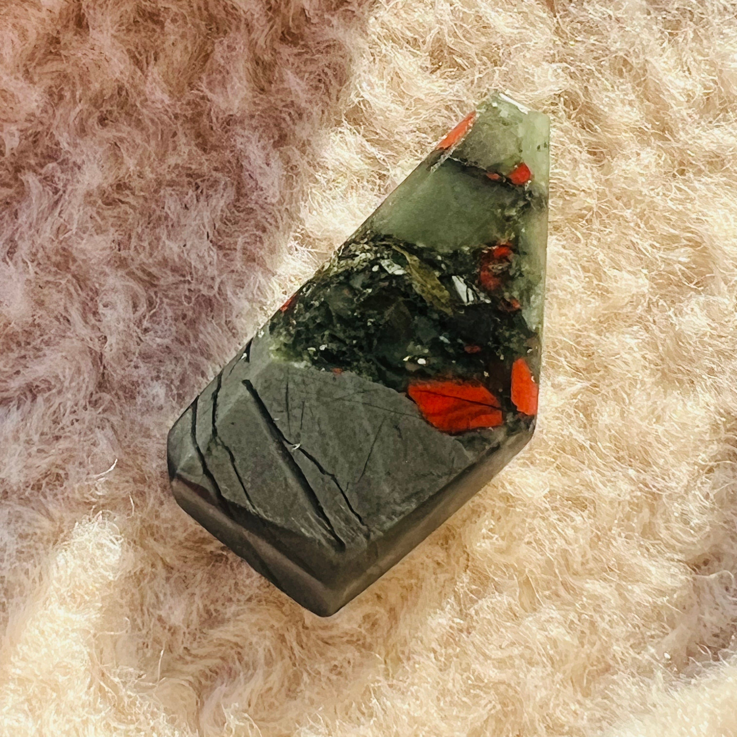 Cabochon jasp piatra sangelui/seftonit m10