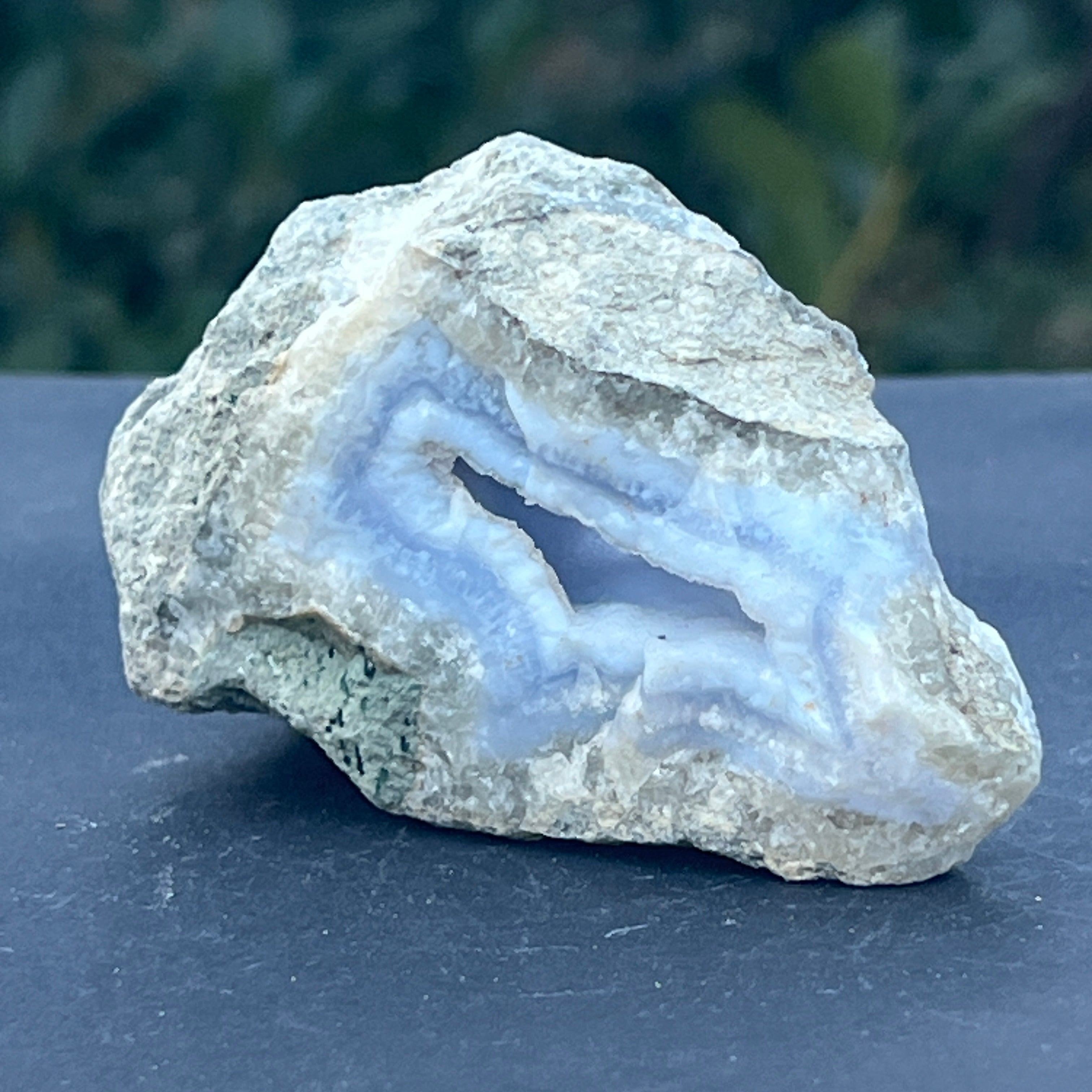 Calcedonie albastra /blue lace/ agat albastru piatra bruta model Af10