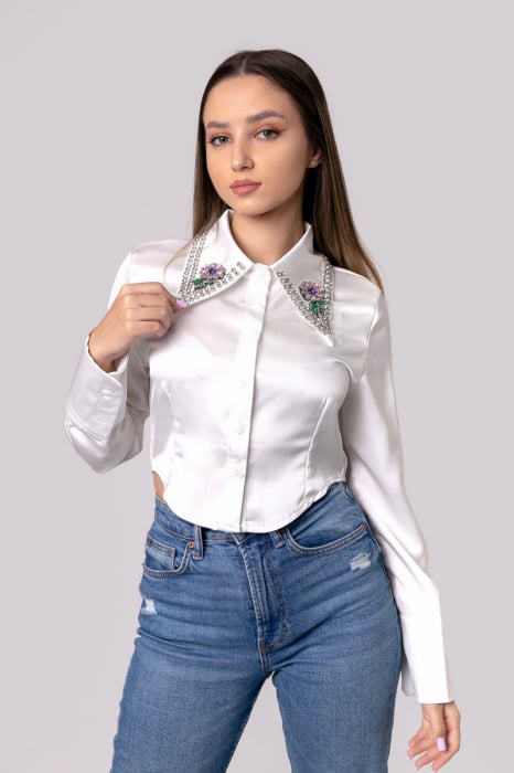 Camasa alba cu guler stilizat cu pietre colorate