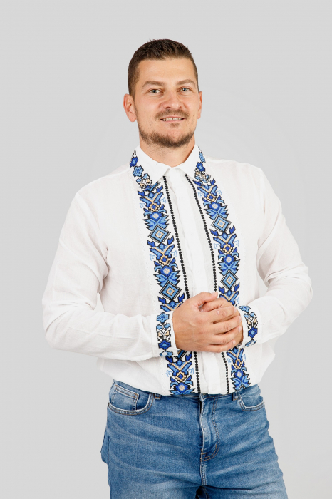 Camasa barbateasca traditionala alba cu motiv geometric albastru Ovidiu 02