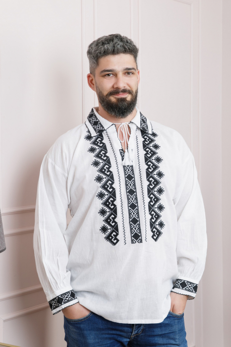 Camasa barbateasca traditionala alba cu motiv geometric negru Petru 01