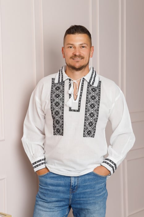 Camasa barbateasca traditionala alba cu motiv geometric negru Traian
