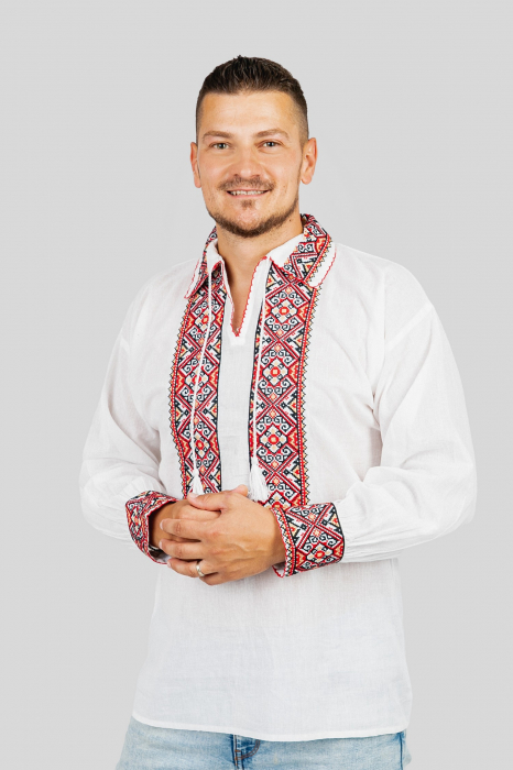 Camasa barbateasca traditionala alba cu motiv geometric rosu Toma 01
