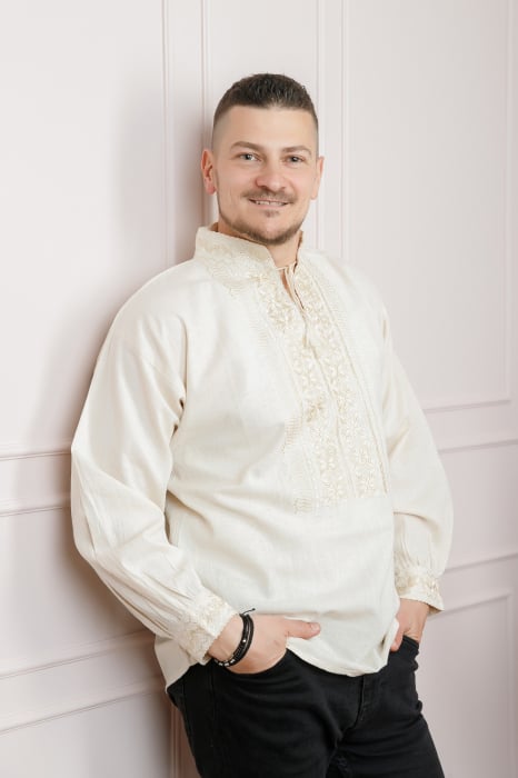 Camasa barbateasca traditionala crem cu motiv geometric auriu Teodor 01