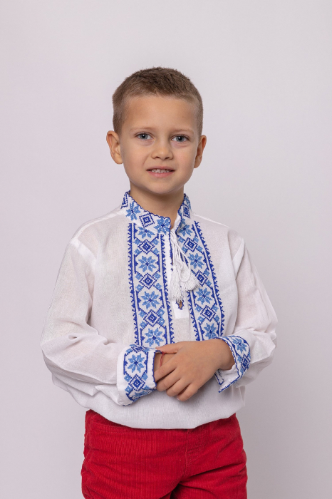 Camasa traditionala de baieti alba cu motiv floral albastru Laurentiu 01