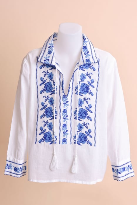 Camasa traditionala de baieti alba cu motiv floral albastru Liviu 01