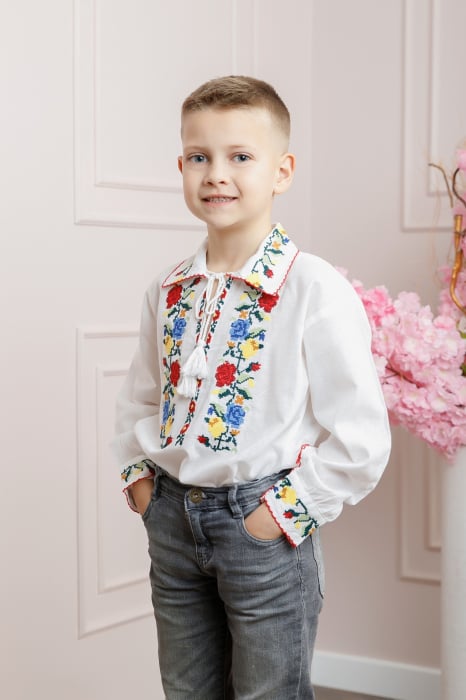 Camasa traditionala de baieti alba cu motiv floral tricolor Ionut