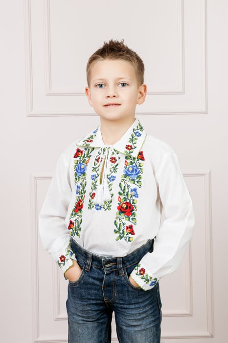 Camasa traditionala de baieti alba cu motiv floral tricolor Paul 01