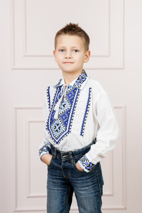 Camasa traditionala de baieti alba cu motiv geometric albastru Flavius 01