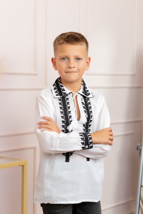 Camasa traditionala de baieti alba cu motiv geometric negru Ivan