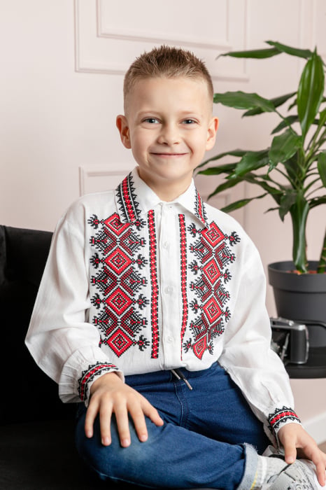 Camasa traditionala de baieti alba cu motiv geometric rosu Bogdan 01
