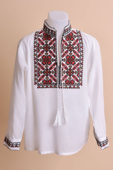 Camasa traditionala de baieti alba cu motiv geometric rosu Claudiu 01