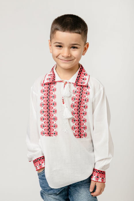 Camasa traditionala de baieti alba cu motiv geometric rosu David 01