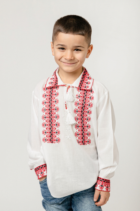 Camasa traditionala de baieti alba cu motiv geometric rosu David 01
