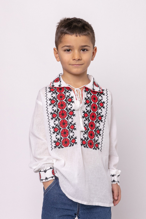 Camasa traditionala de baieti alba cu motiv geometric rosu Matias