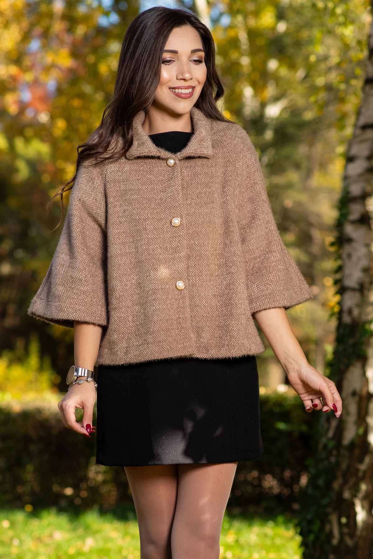 Capa dama eleganta bej cu nasturi tip perla
