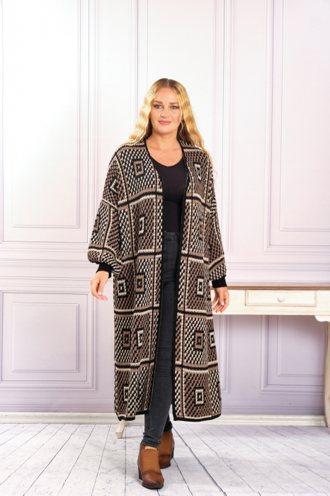 Cardigan tricotat maro cu model geometric crem