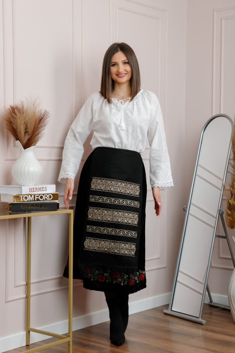 Catrinta traditionala neagra cu broderie florala aurie Ruxandra