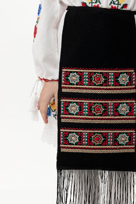 Catrinta traditionala neagra pentru fetite cu broderie florala multicolora Emanuela 01