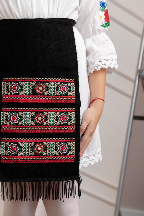 Catrinta traditionala neagra pentru fetite cu broderie florala multicolora Emanuela 02
