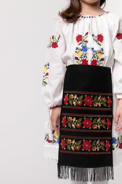 Catrinta traditionala neagra pentru fetite cu broderie florala rosie Sonia 01