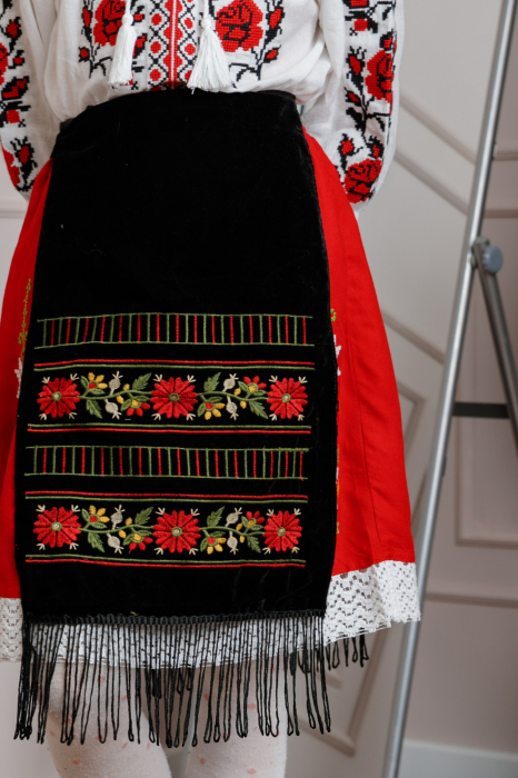 Catrinta traditionala neagra pentru fetite cu broderie florala rosie Sonia 02