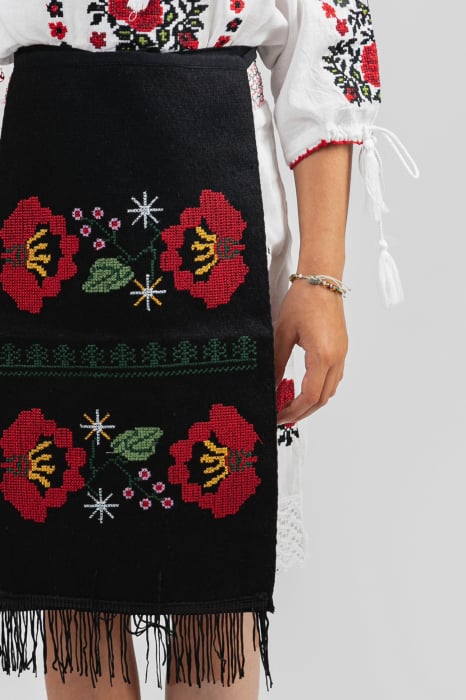 Catrinta traditionala neagra pentru fetite cu broderie florala rosie Zina