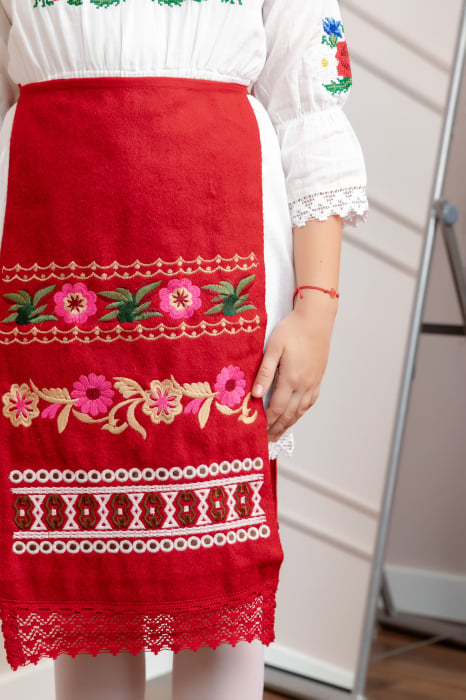Catrinta traditionala rosie pentru fetite cu broderie florala roz Lacramioara