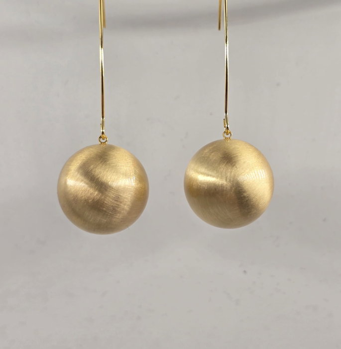 Cercei aurii lungi cu sfera mata si design minimalist elegant, cu tija din argint 925