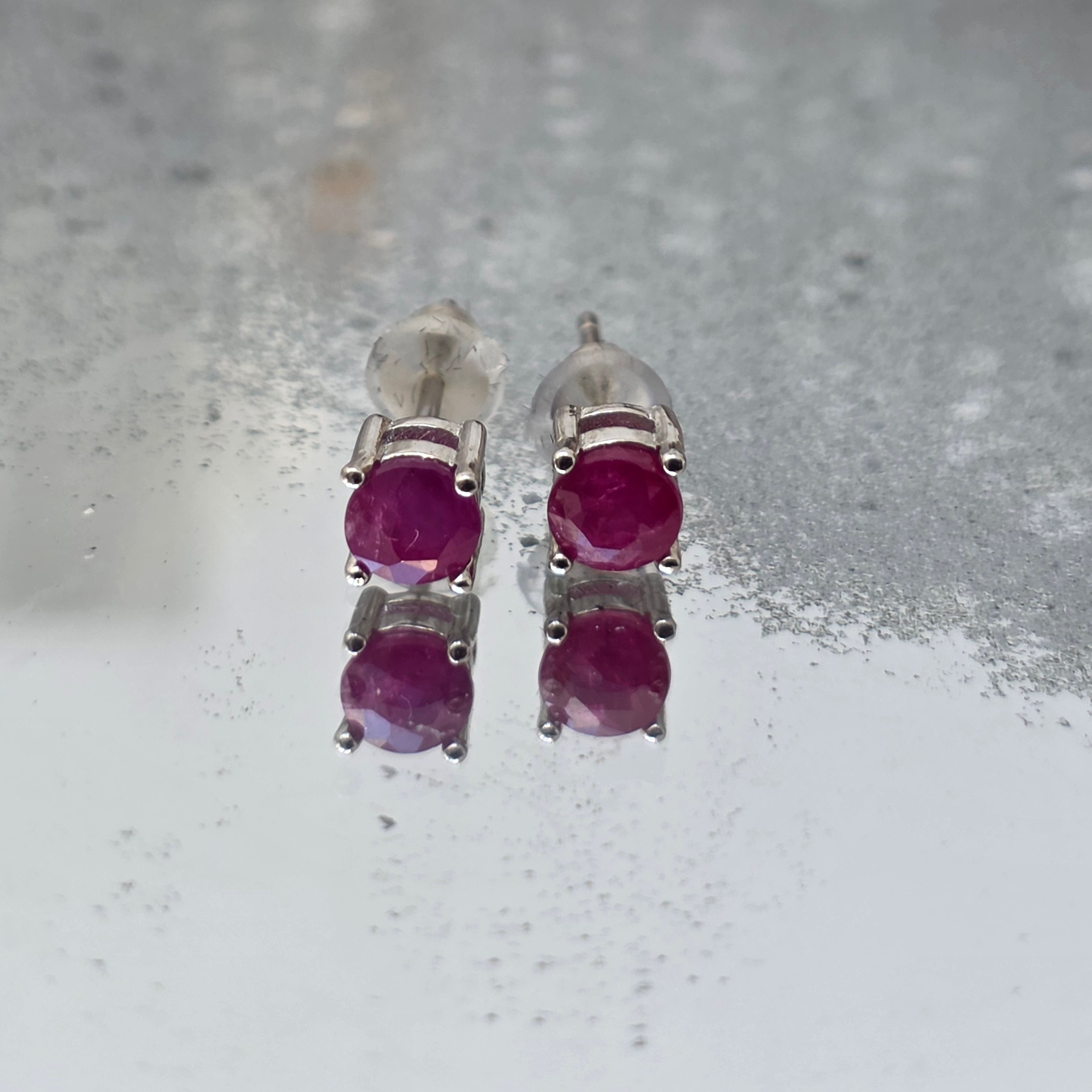 Cercei stud argint rubin 4 mm