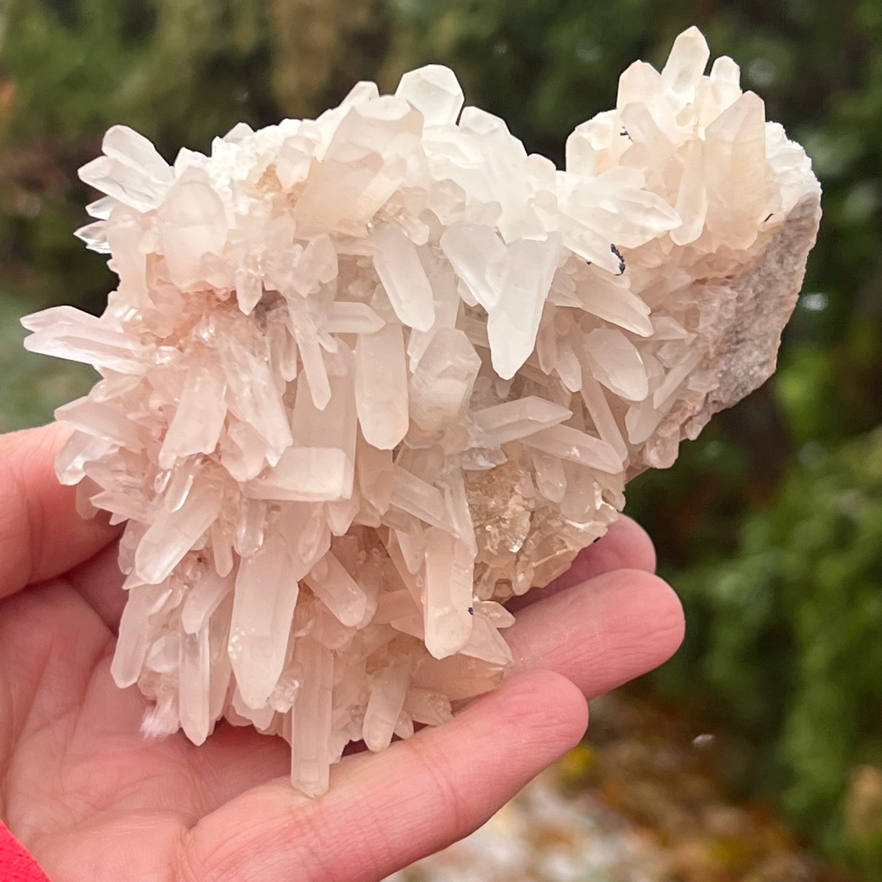 Cluster cu cristale aciculare model 3 din Madagascar