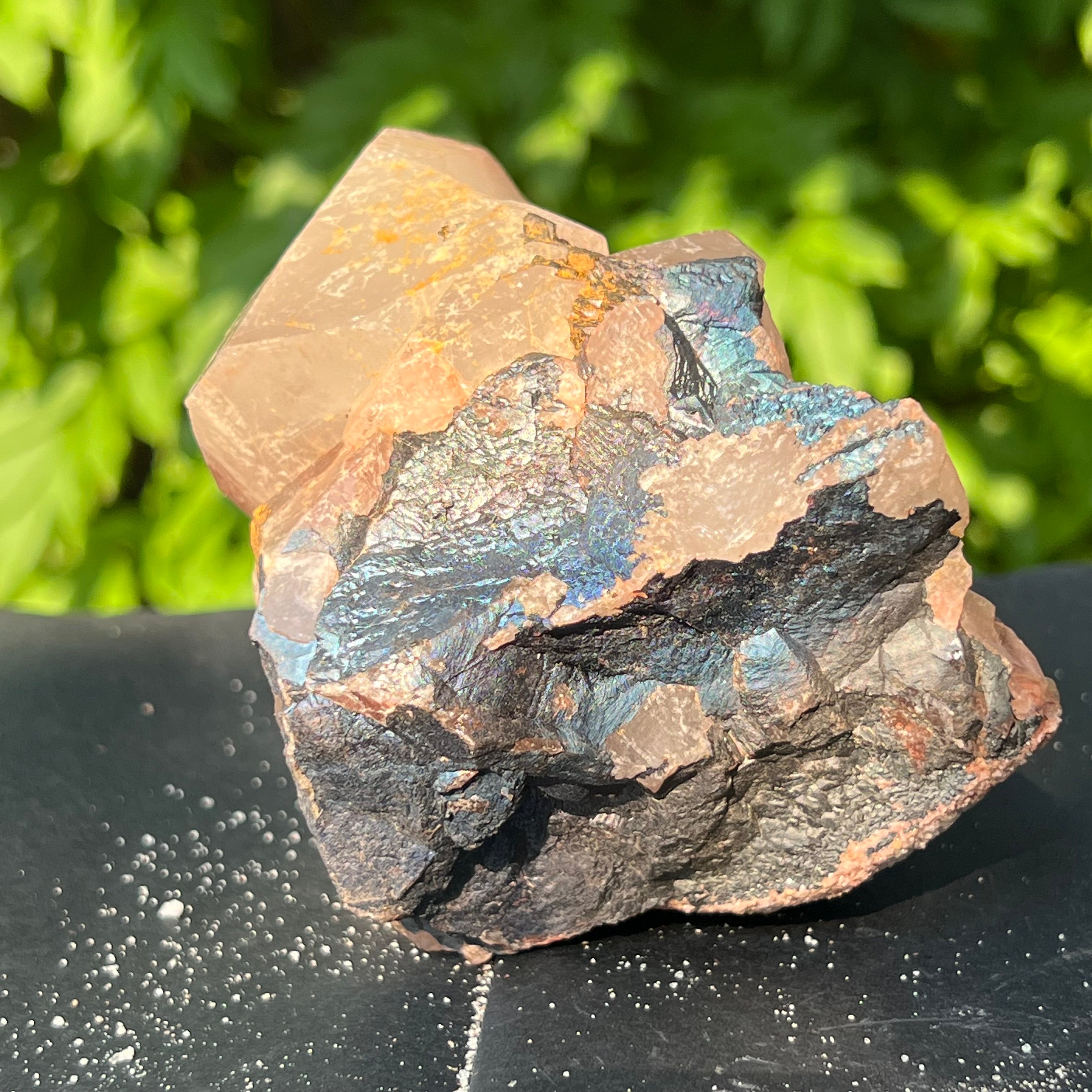 Cluster cuart Blacknit cu goetita si hematit model 4a/4 din Madagascar