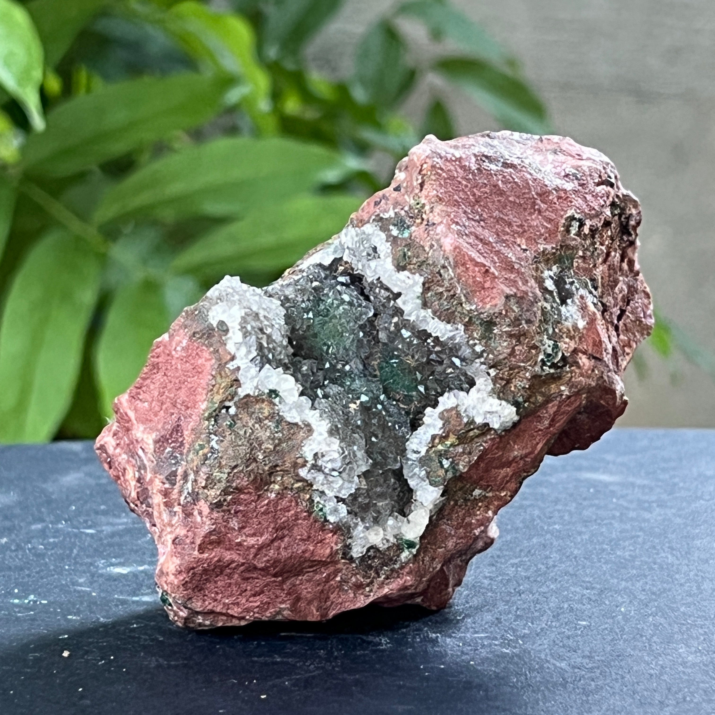 Cluster de dolomit cu malachit în matrice de cupru, model 9