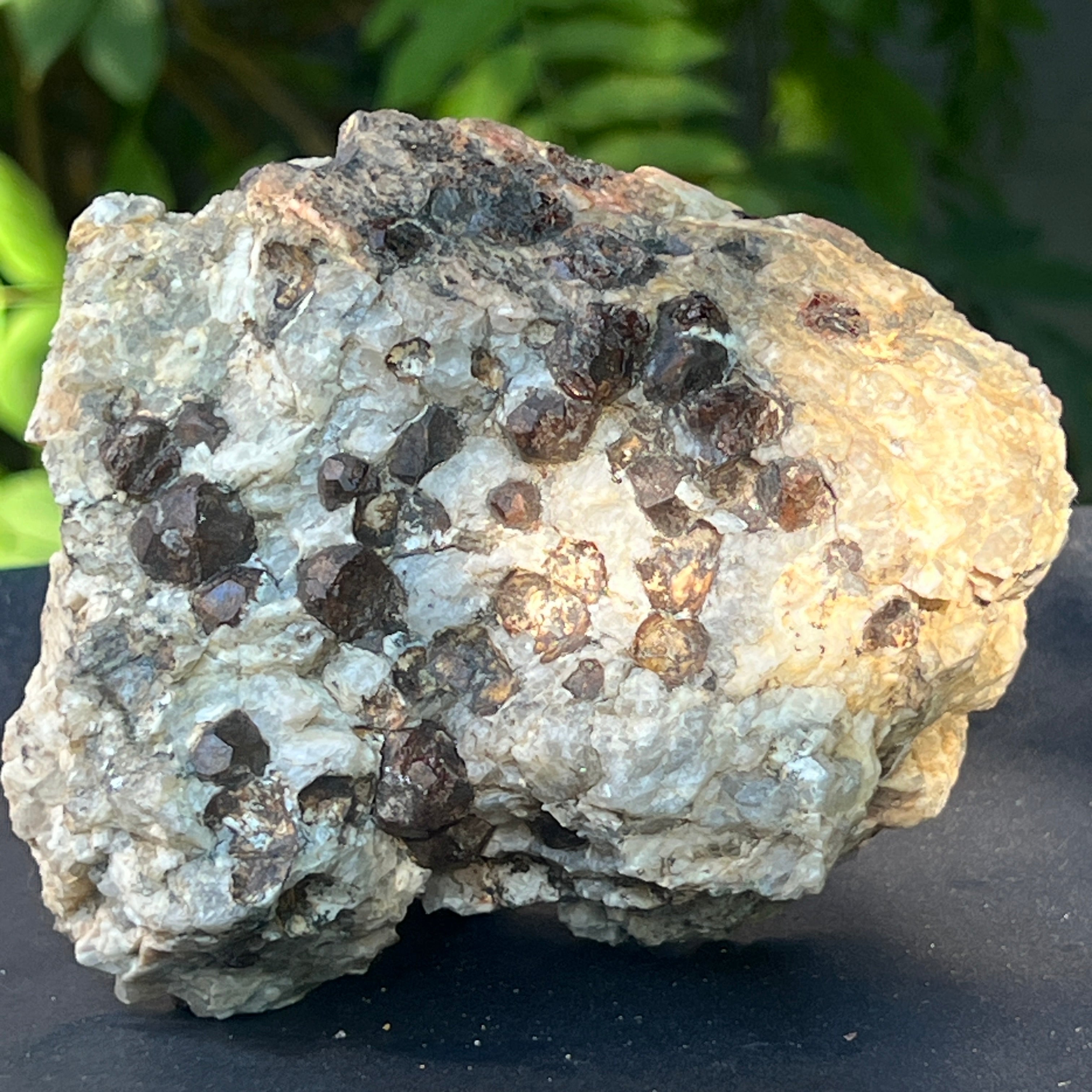 Cluster granat rosu almandin in matrice – specimen brut | Model 1