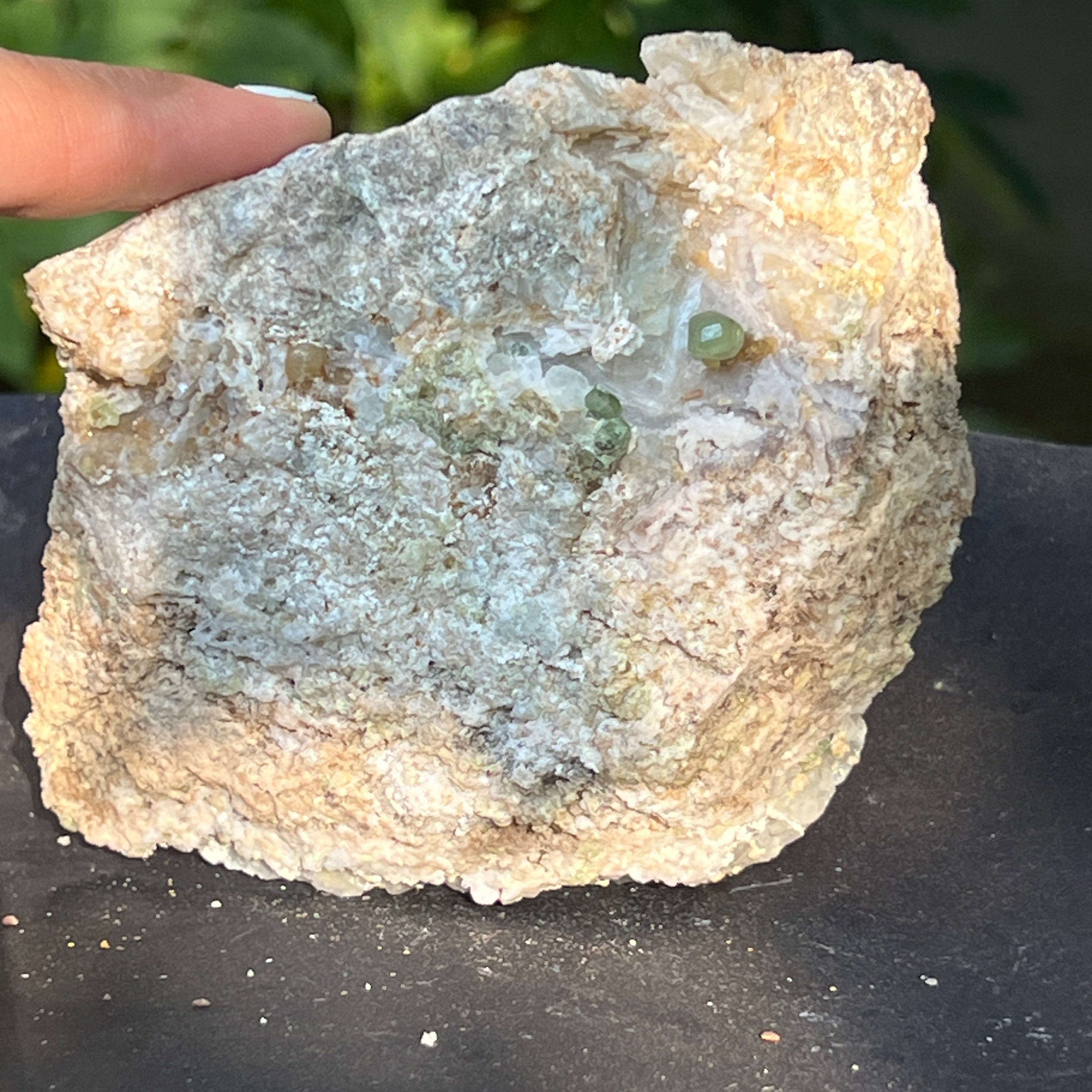Cluster granat verde Demantoid pe matrice – specimen brut din Erongo, Namibia | Model 6