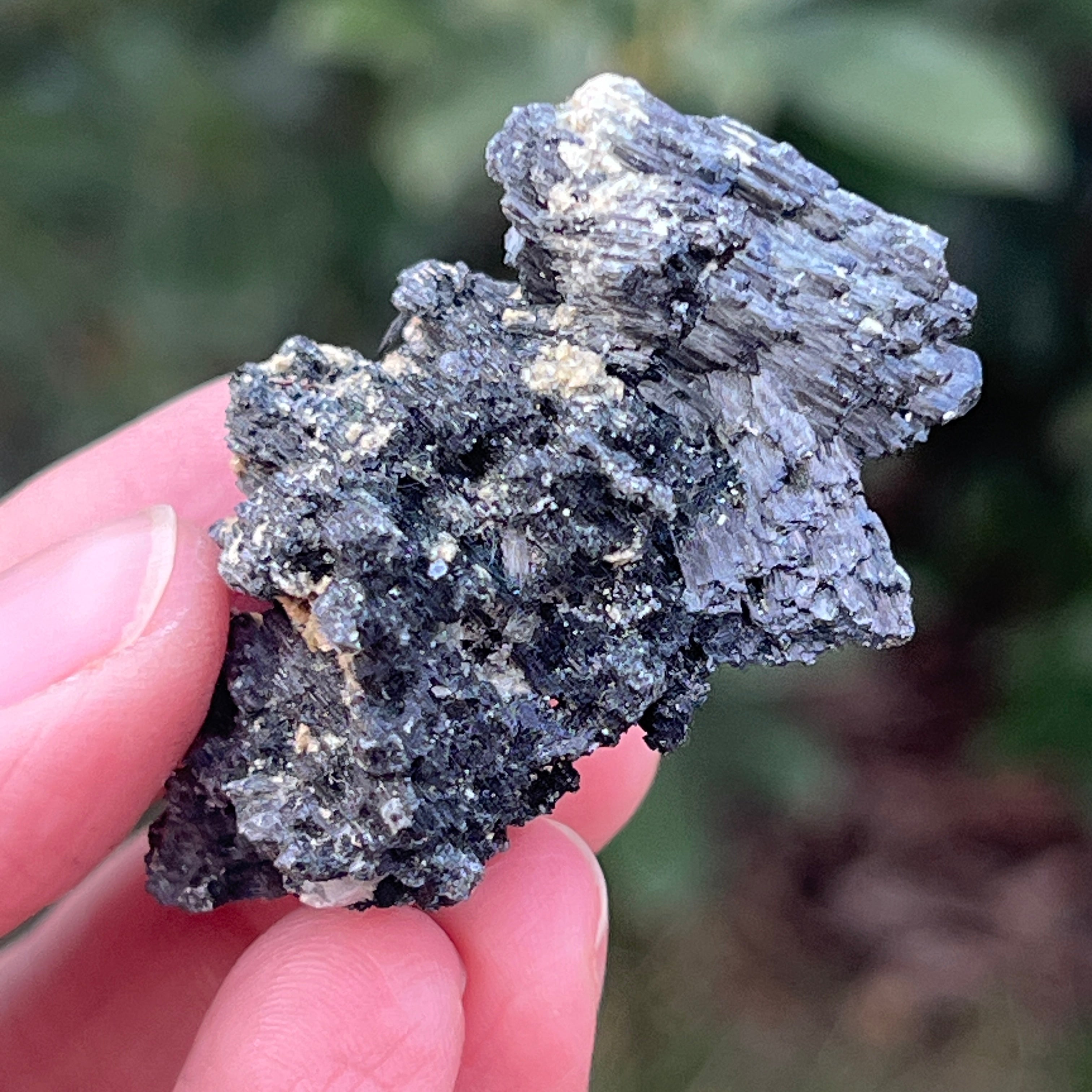 Cluster turmalina neagra cu vermiculita din Erongo m11