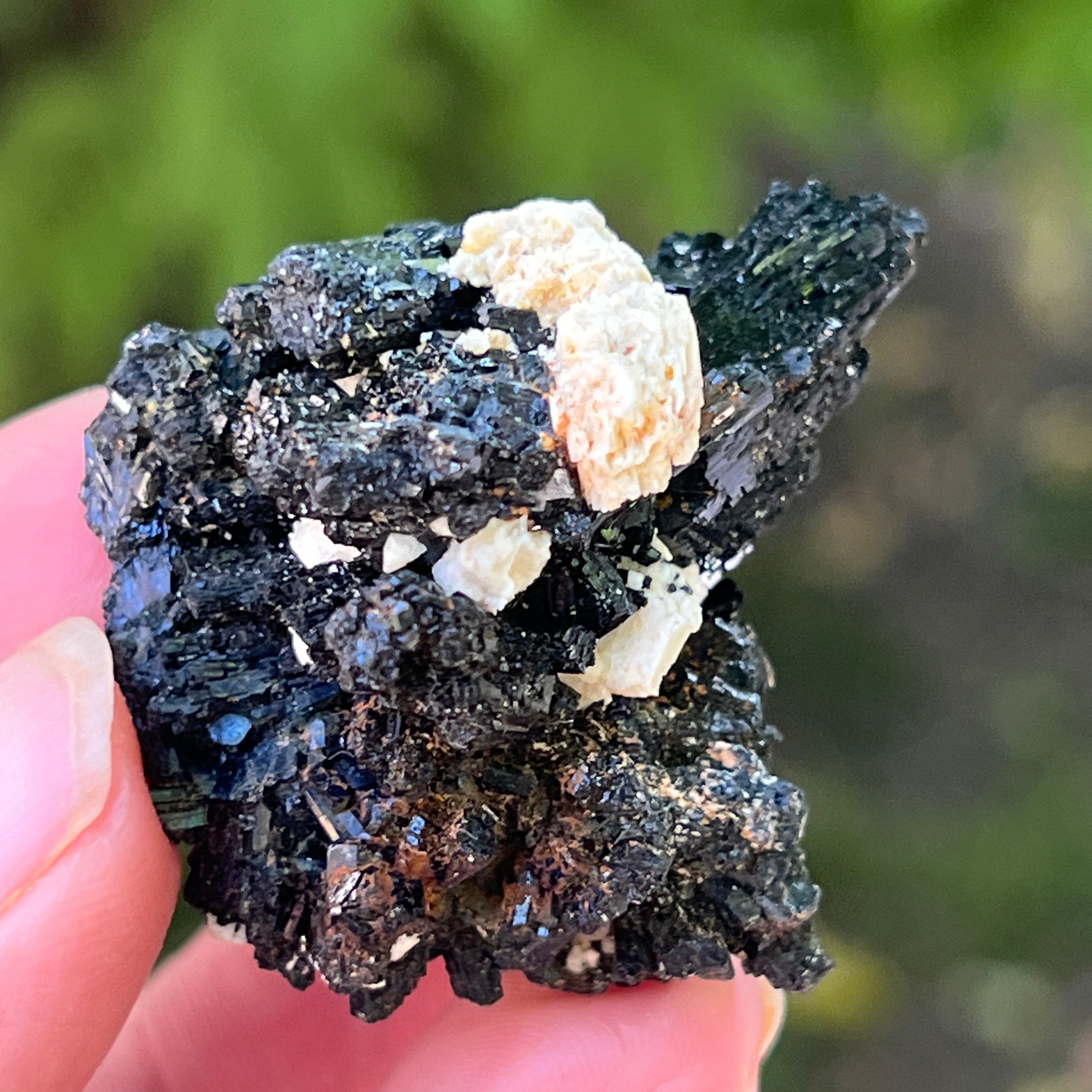 Cluster turmalina neagra model 13 din Erongo, Namibia