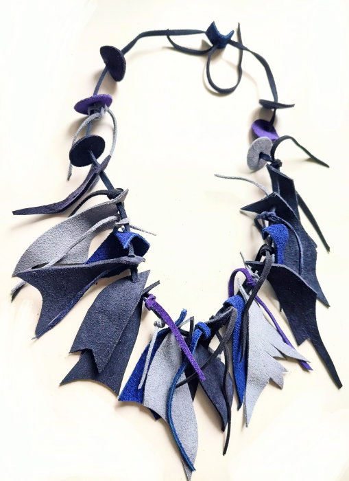 Colier handmade din piele naturala, asimetric, nuante bleu bleumarin