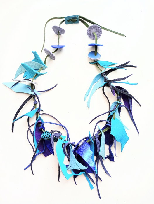 Colier handmade din piele naturala, asimetric, nuante bleu turcoaz ,unicat