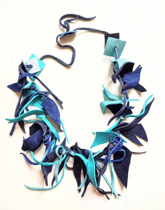 Colier handmade din piele naturala, asimetric, nuante bleumarin turcoaz ,unicat