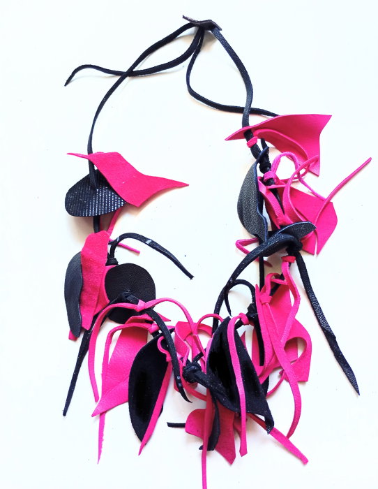 Colier handmade din piele naturala, asimetric, nuante negru cyclame